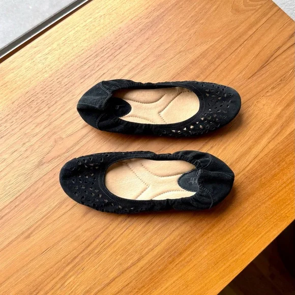 Earth Breeze Women’s Slip on Black Suede Ballet Flats SZ 7B - Picture 2 of 12